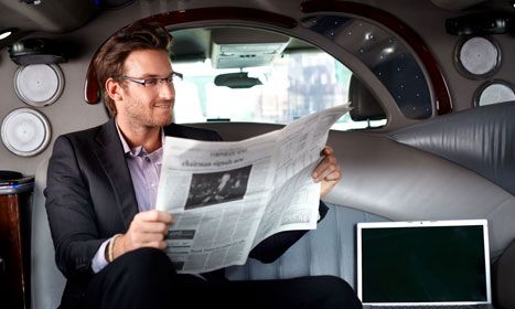 Euro - Taxi Albert hombre leyendo periódico